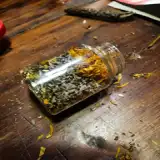 Poção mágica com pétalas