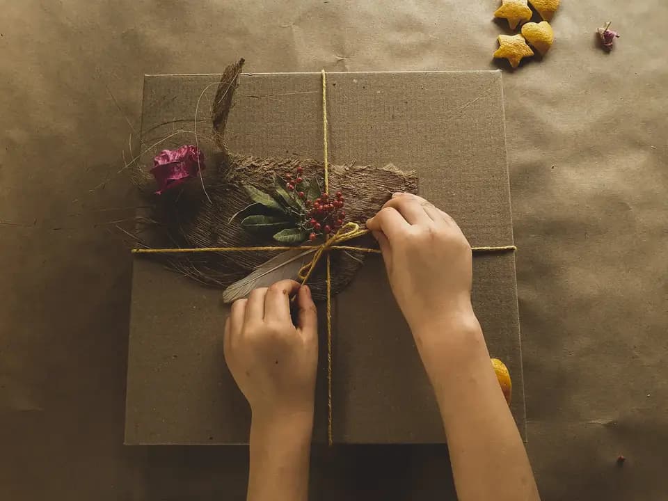 Mãos de crianças brincando com elementos da natureza