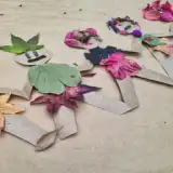 Bonequinhos de papel e folhas