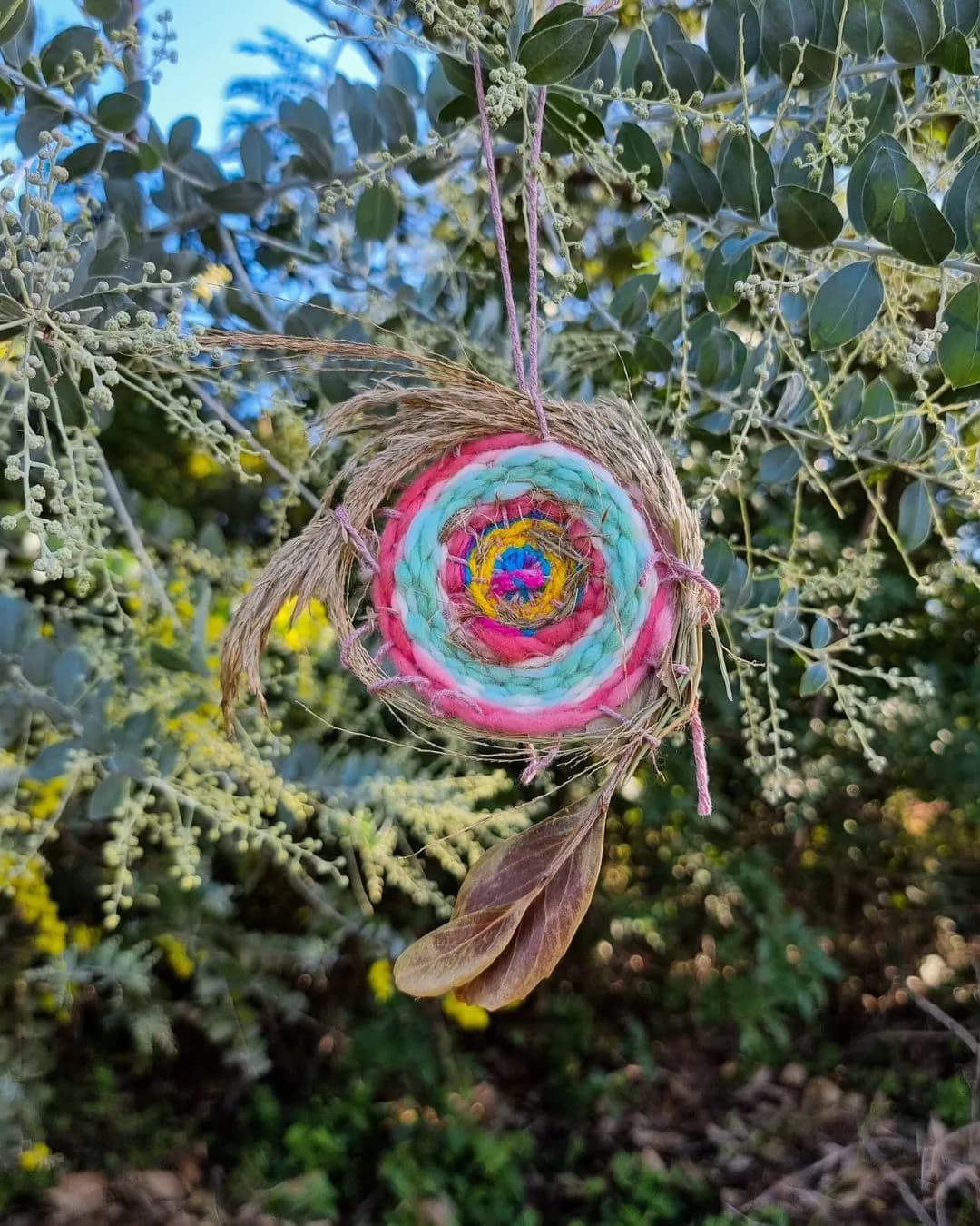 Tear circular tecido à mão com lãs e elementos da natureza